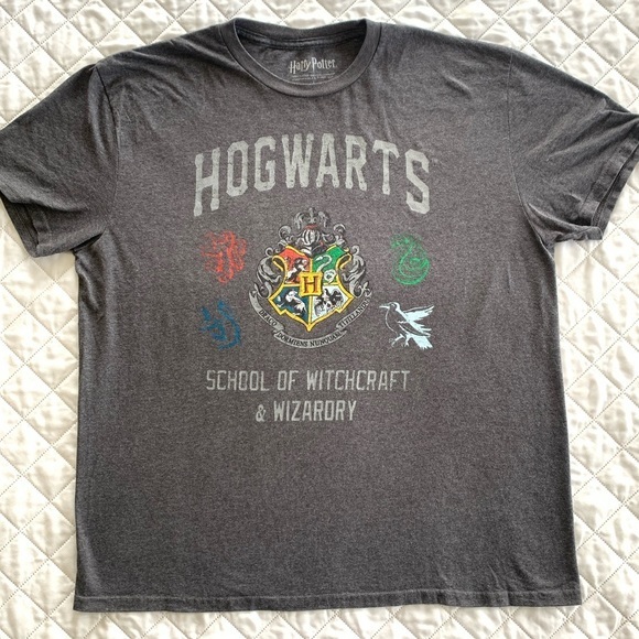 Harry Potter Hogwarts Graphic Tee - Picture 1 of 4